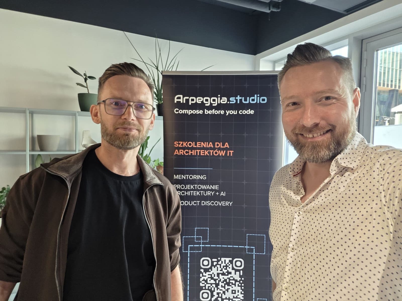Prowadzący warsztatu przy banerze Arpeggia Studio