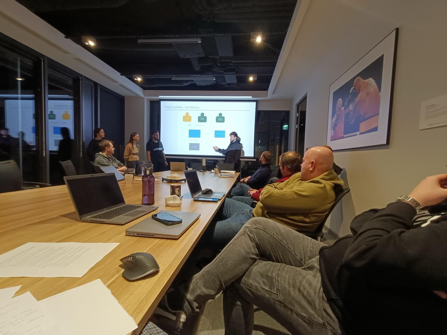 Warsztat Architectural KATA dla programistów i architektów MAK IT - zespół prezentuje diagram kontekstowy zaprojektowanego systemu