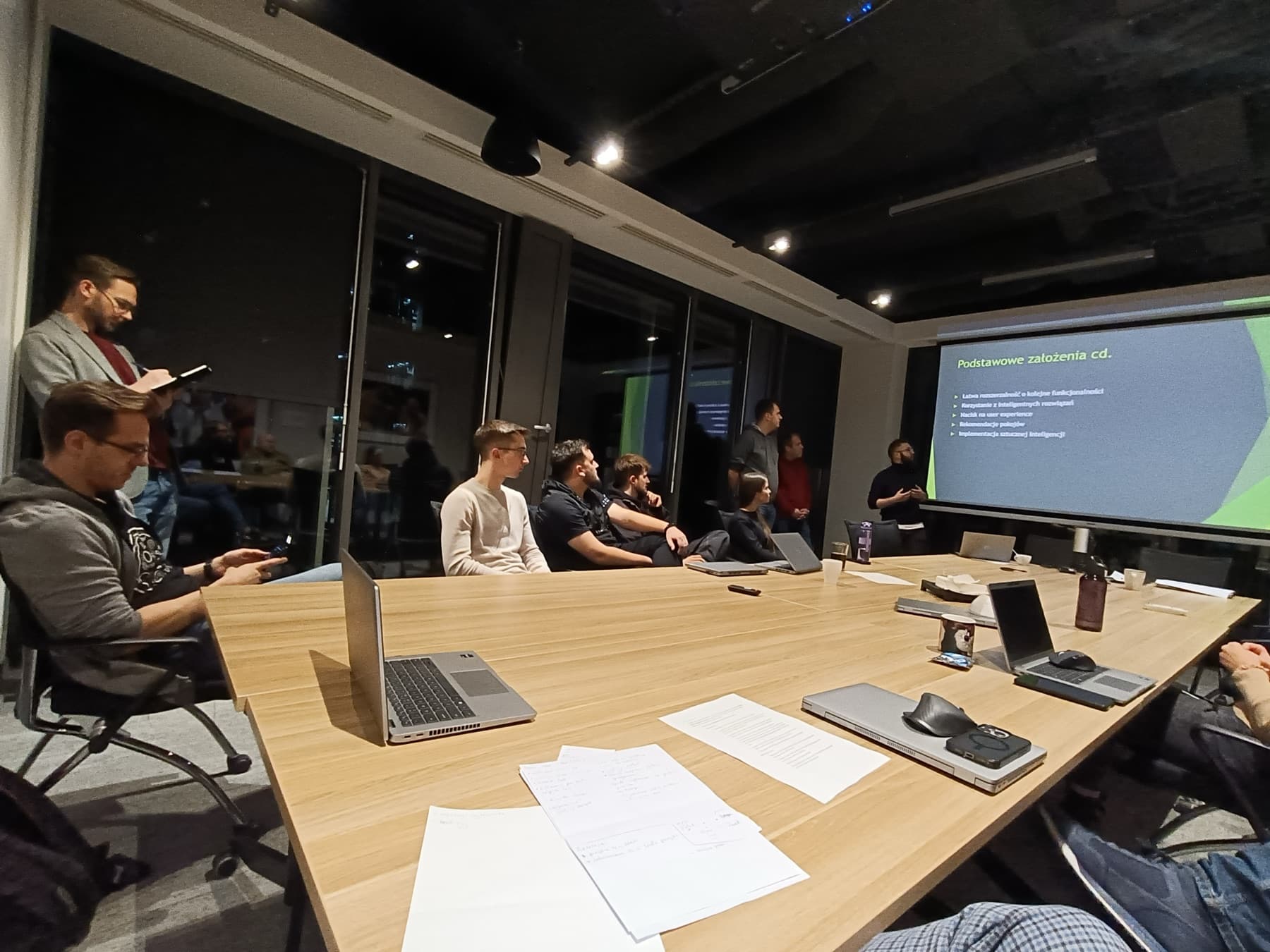 Programiści i architekci MAK IT słuchają prezentacji architektury innego zespołu podczas Warsztatu Architectural KATA